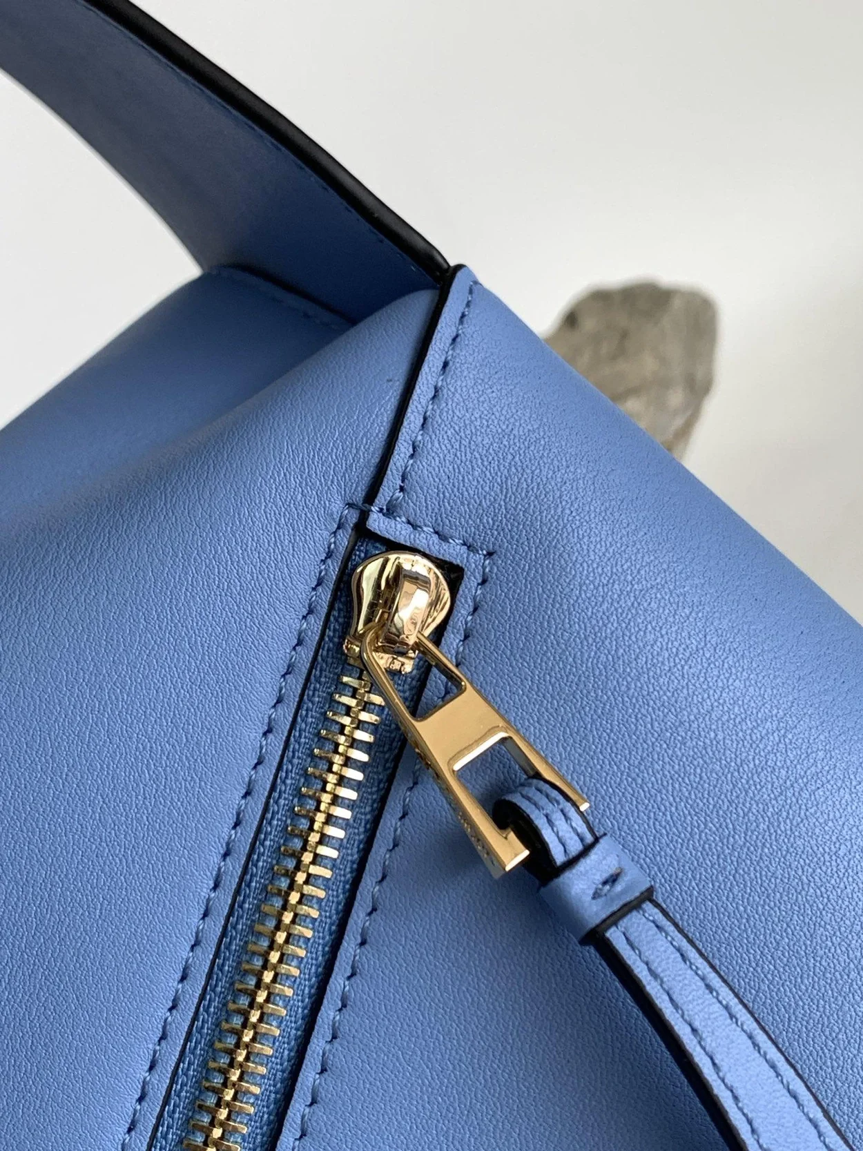 로에베 퍼즐 클래식 카프스킨 호보 백 블루