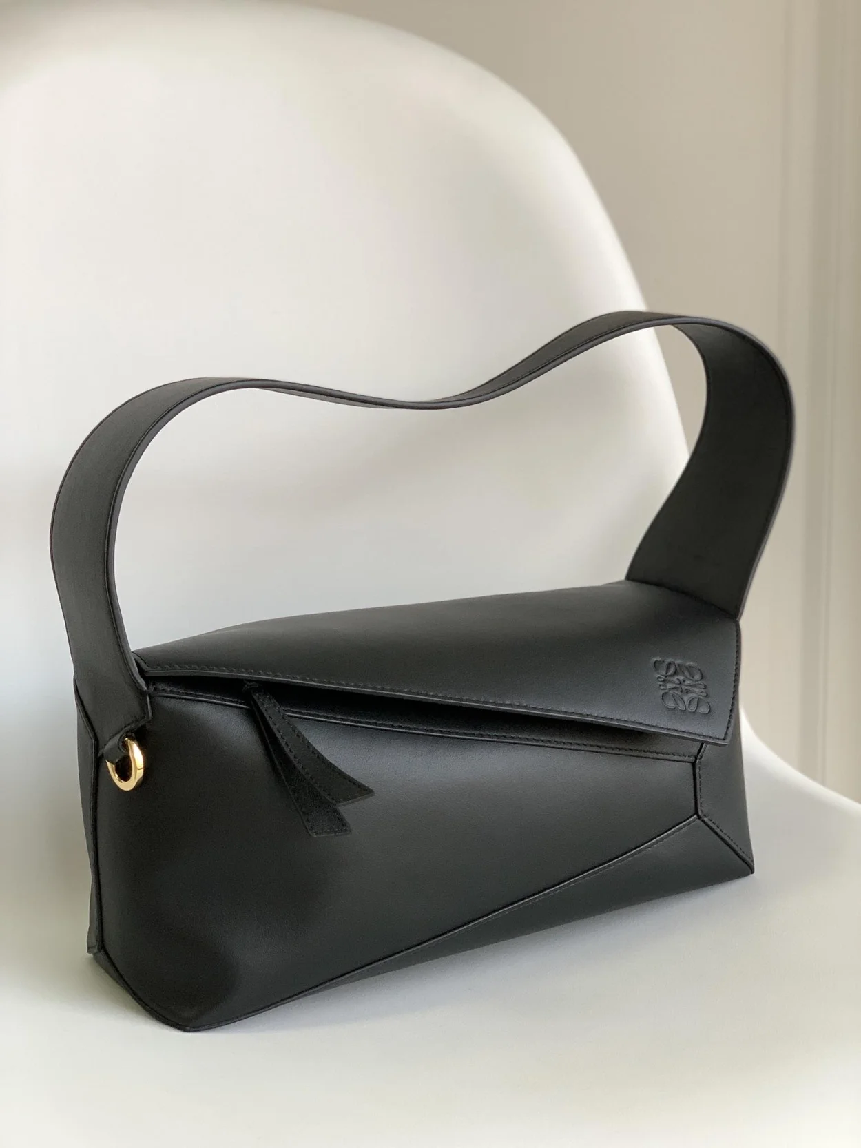 로에베 퍼즐 클래식 카프스킨 호보 백 블랙