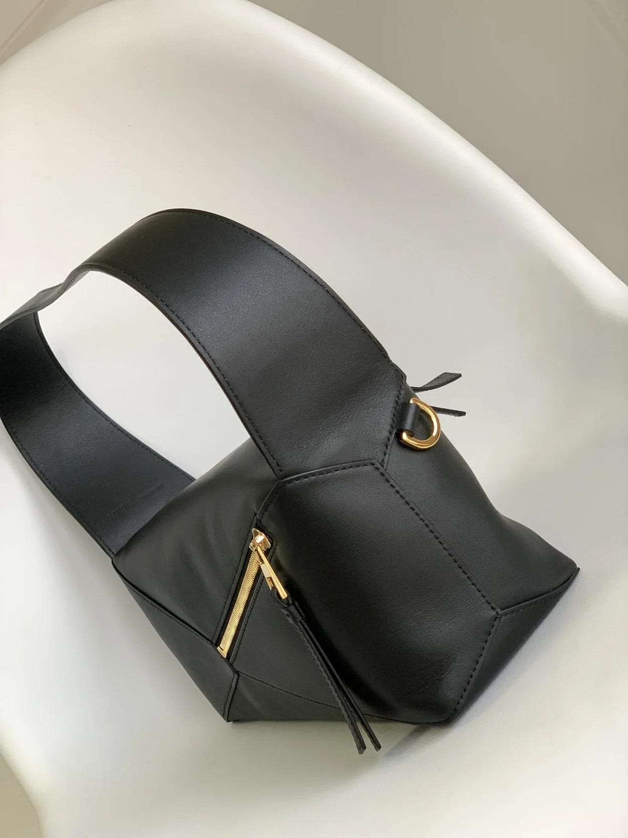 로에베 퍼즐 클래식 카프스킨 호보 백 블랙