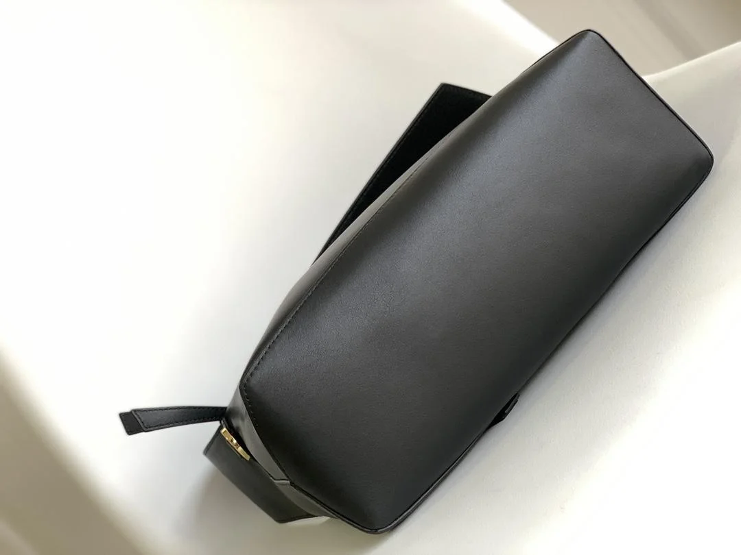 로에베 퍼즐 클래식 카프스킨 호보 백 블랙