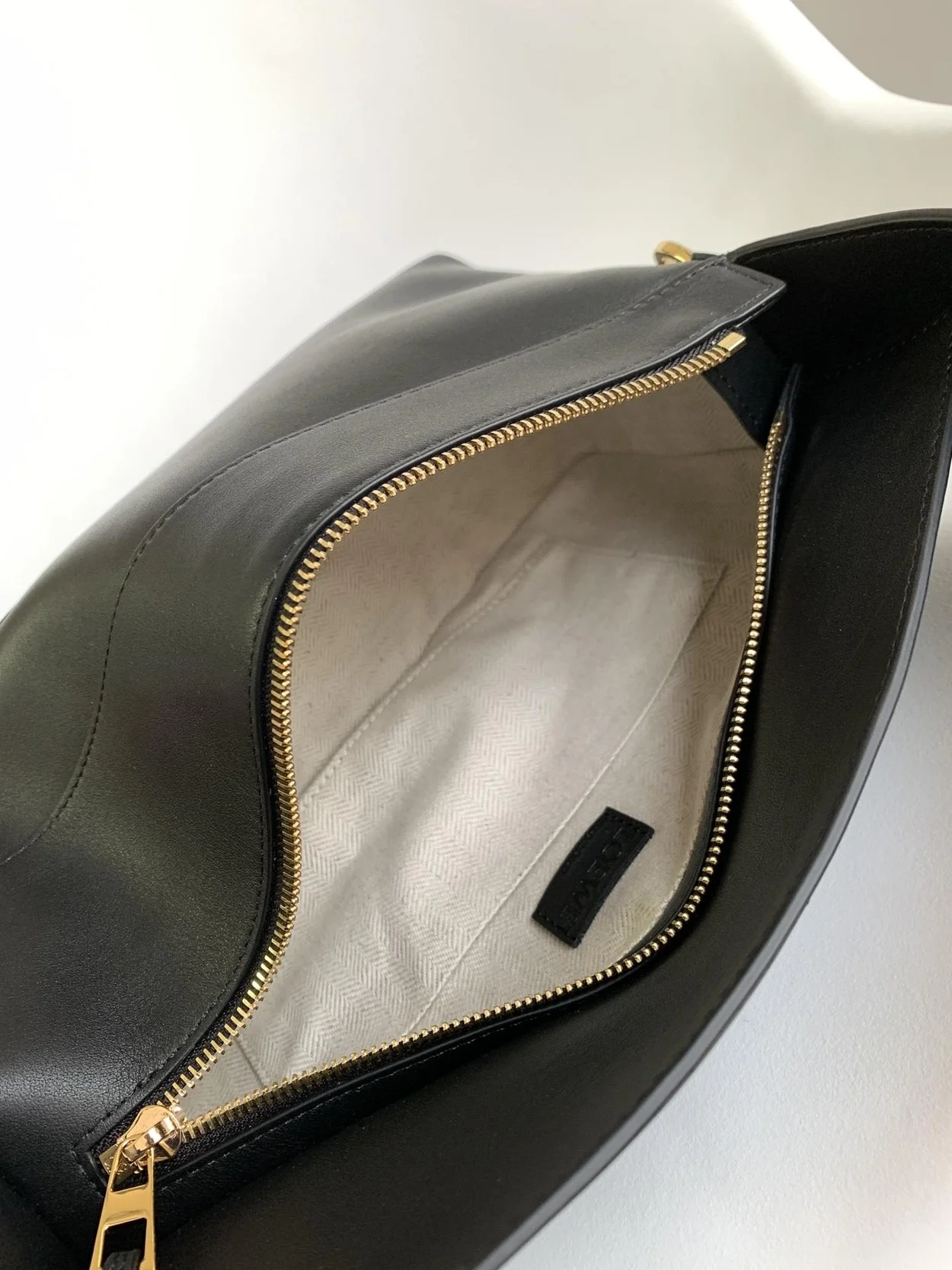 로에베 퍼즐 클래식 카프스킨 호보 백 블랙