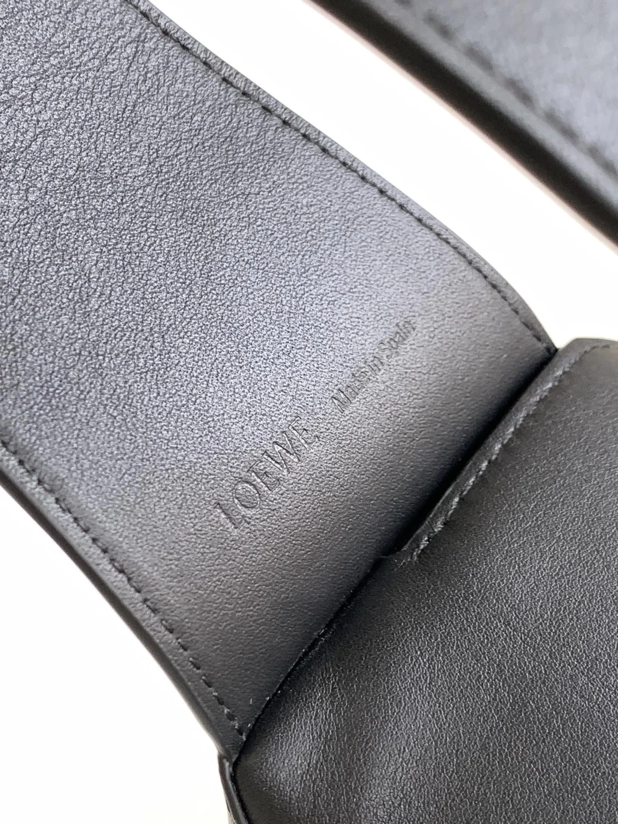 로에베 퍼즐 클래식 카프스킨 호보 백 블랙