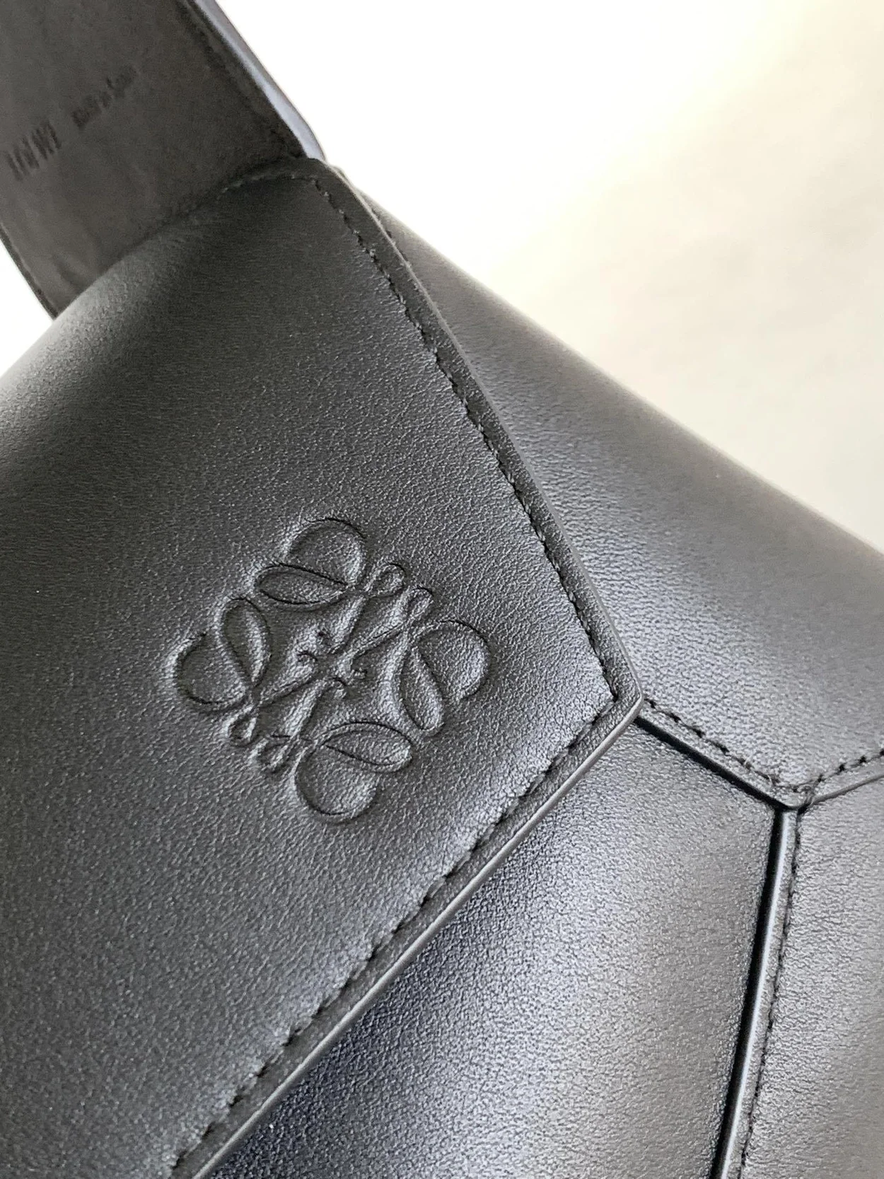 로에베 퍼즐 클래식 카프스킨 호보 백 블랙