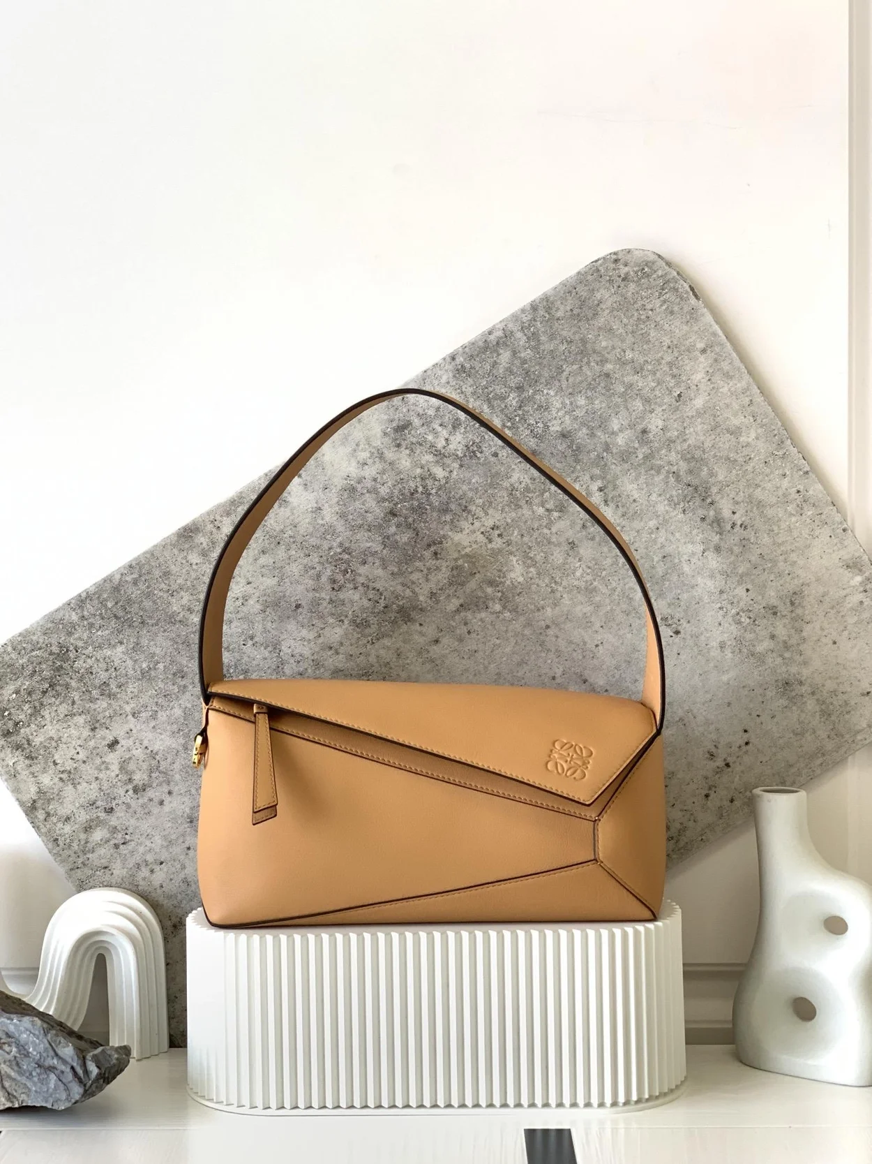 로에베 퍼즐 클래식 카프스킨 호보 백 브라운