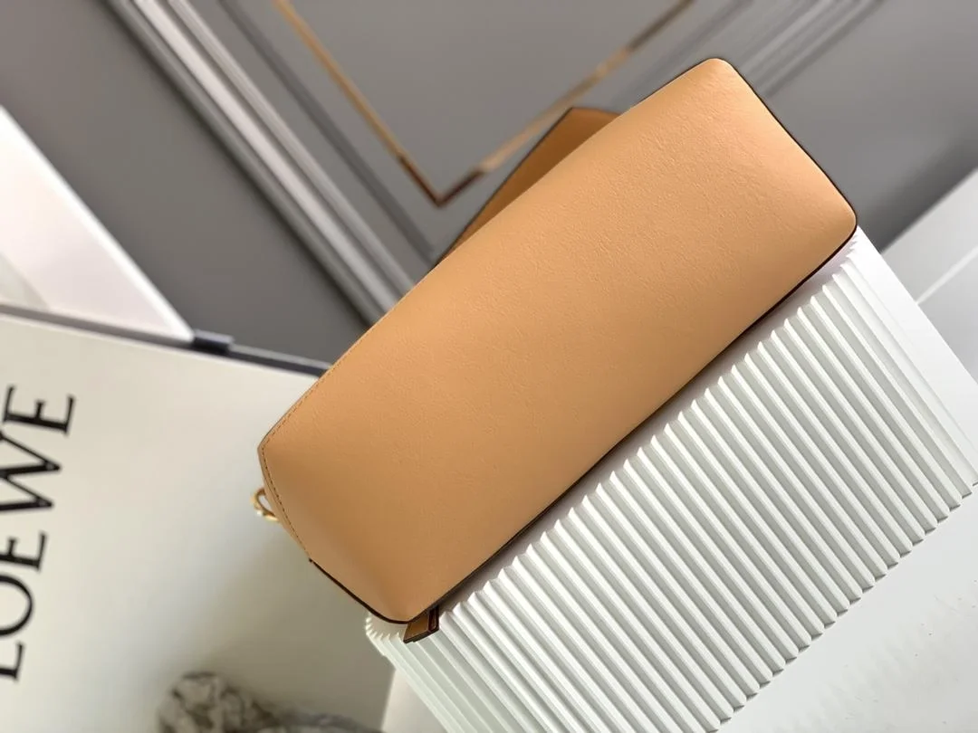 로에베 퍼즐 클래식 카프스킨 호보 백 브라운