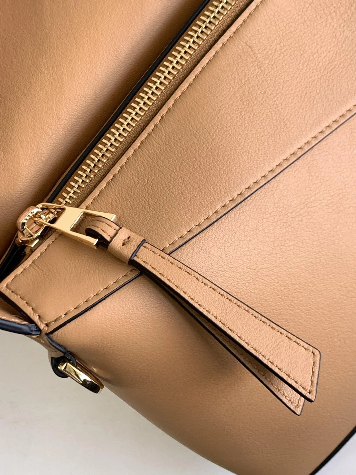 로에베 퍼즐 클래식 카프스킨 호보 백 브라운