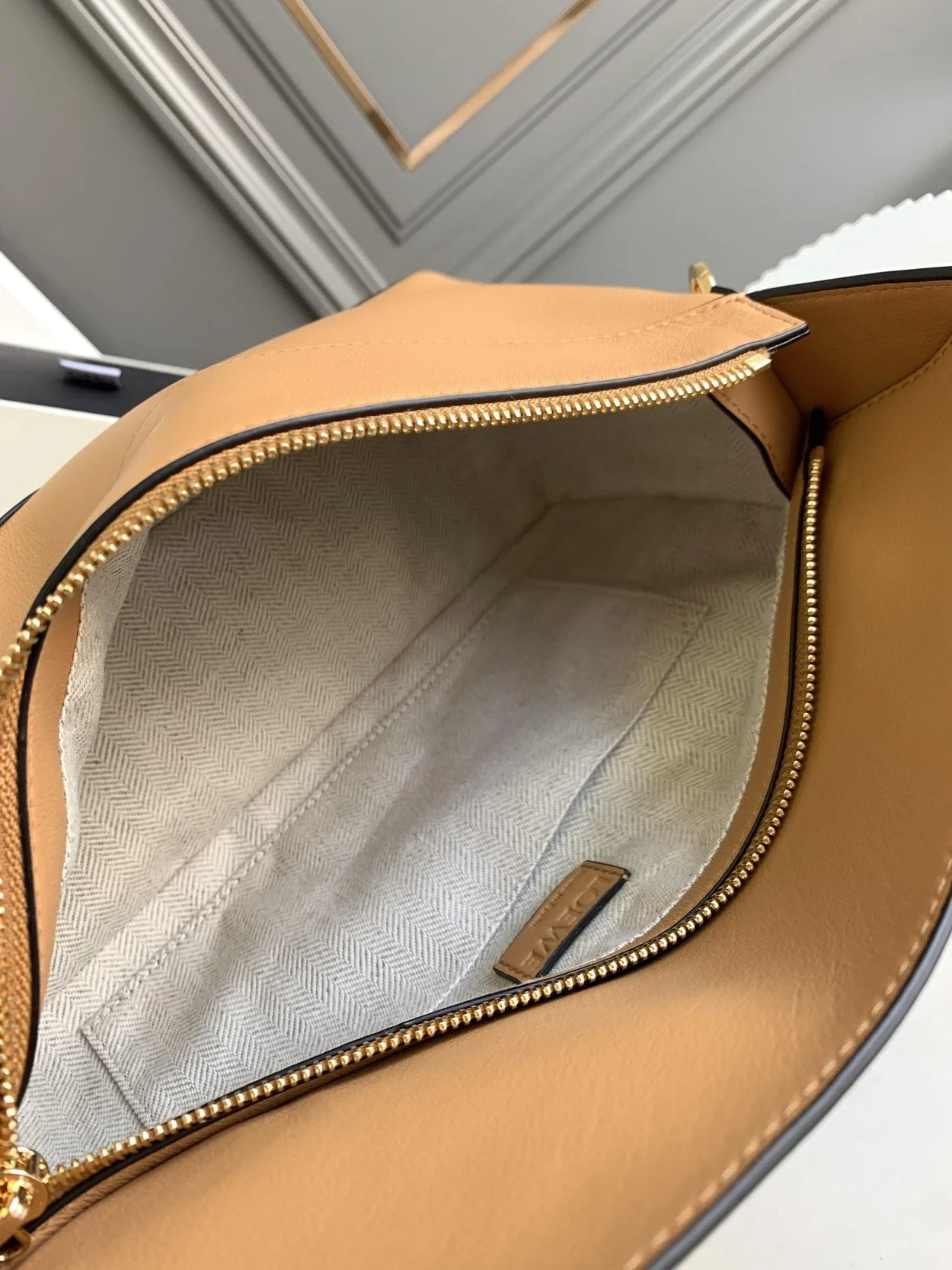 로에베 퍼즐 클래식 카프스킨 호보 백 브라운