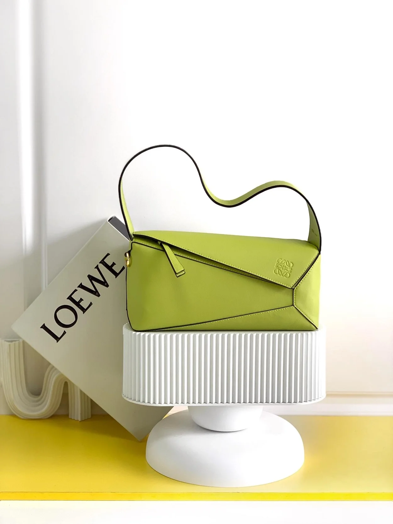 로에베 퍼즐 클래식 카프스킨 호보 백 라임