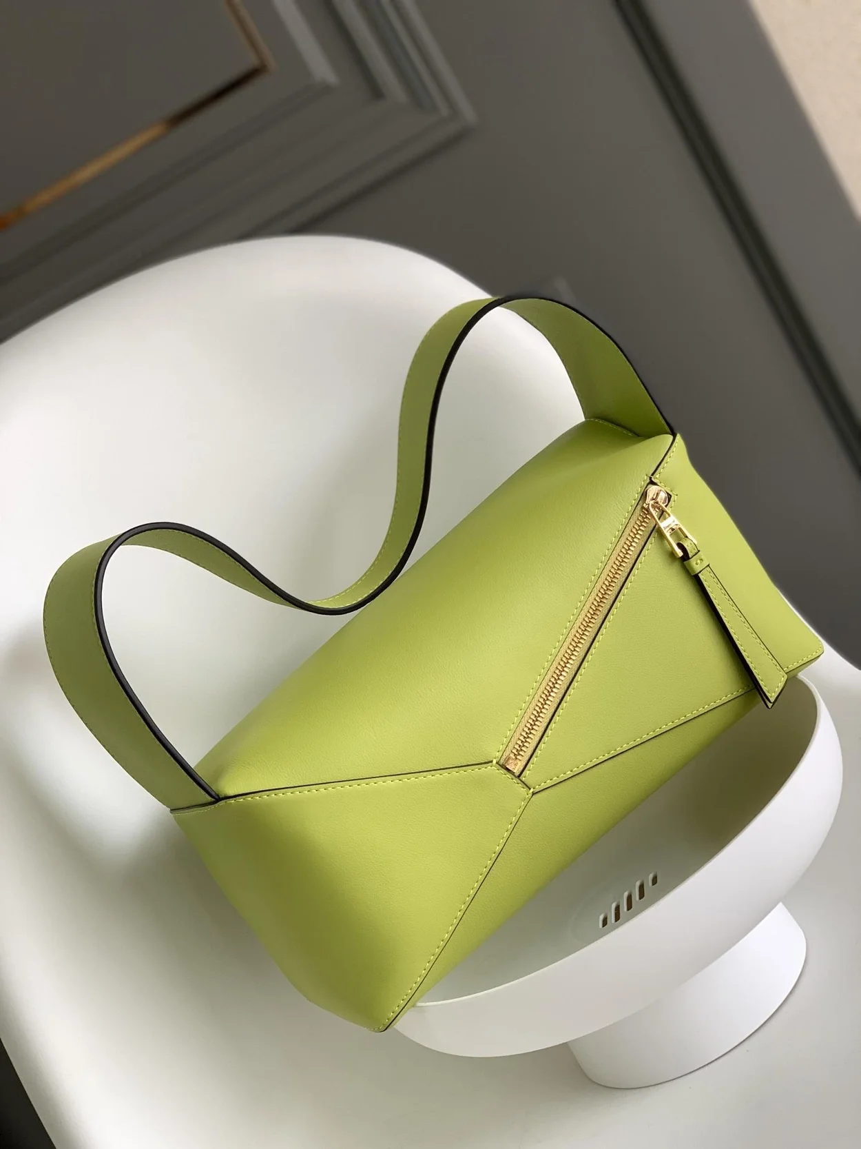 로에베 퍼즐 클래식 카프스킨 호보 백 라임