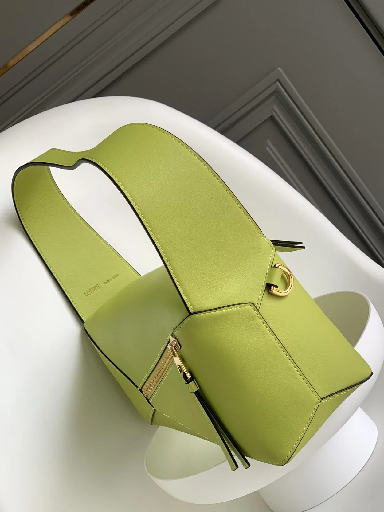 로에베 퍼즐 클래식 카프스킨 호보 백 라임