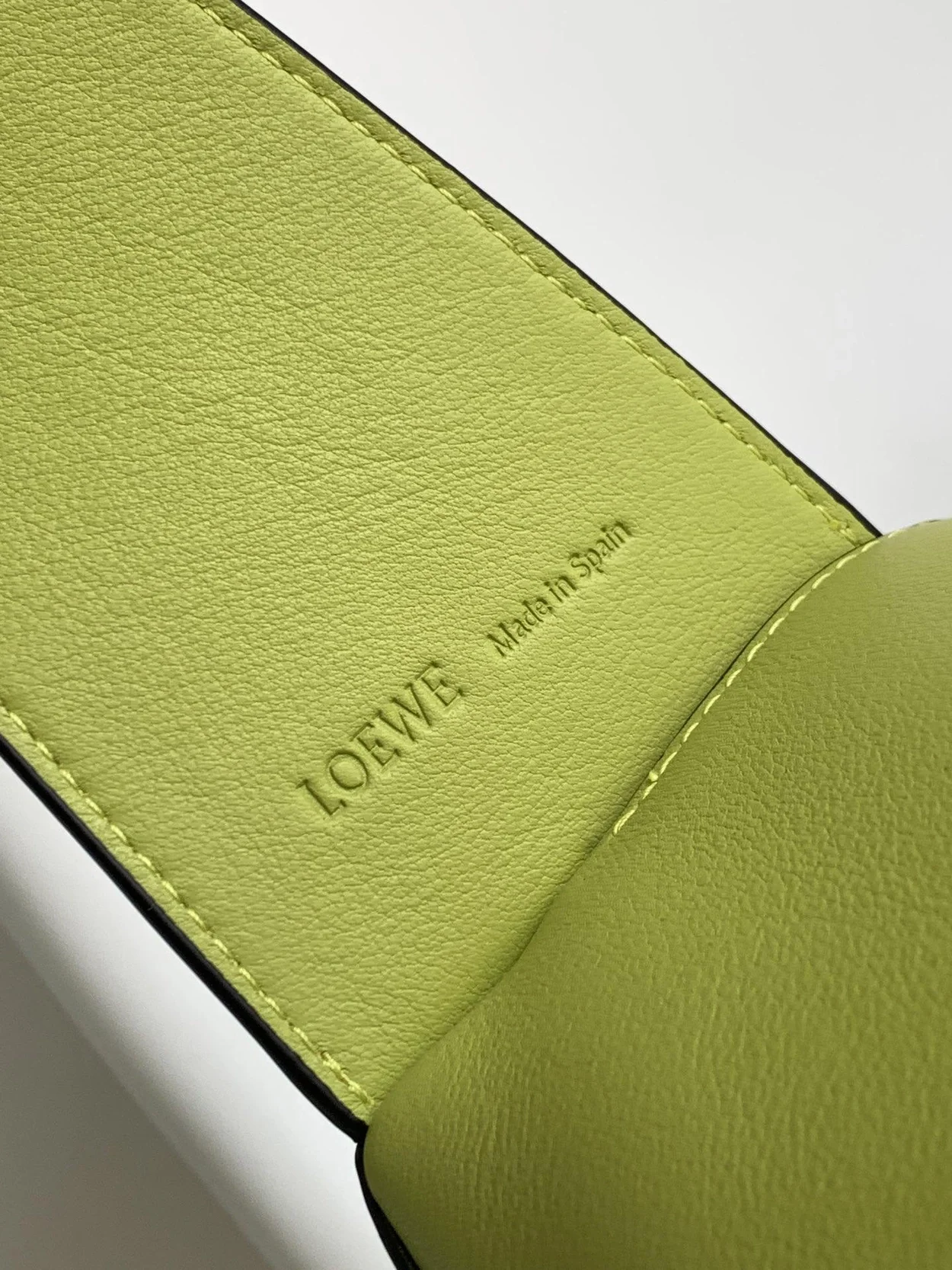 로에베 퍼즐 클래식 카프스킨 호보 백 라임