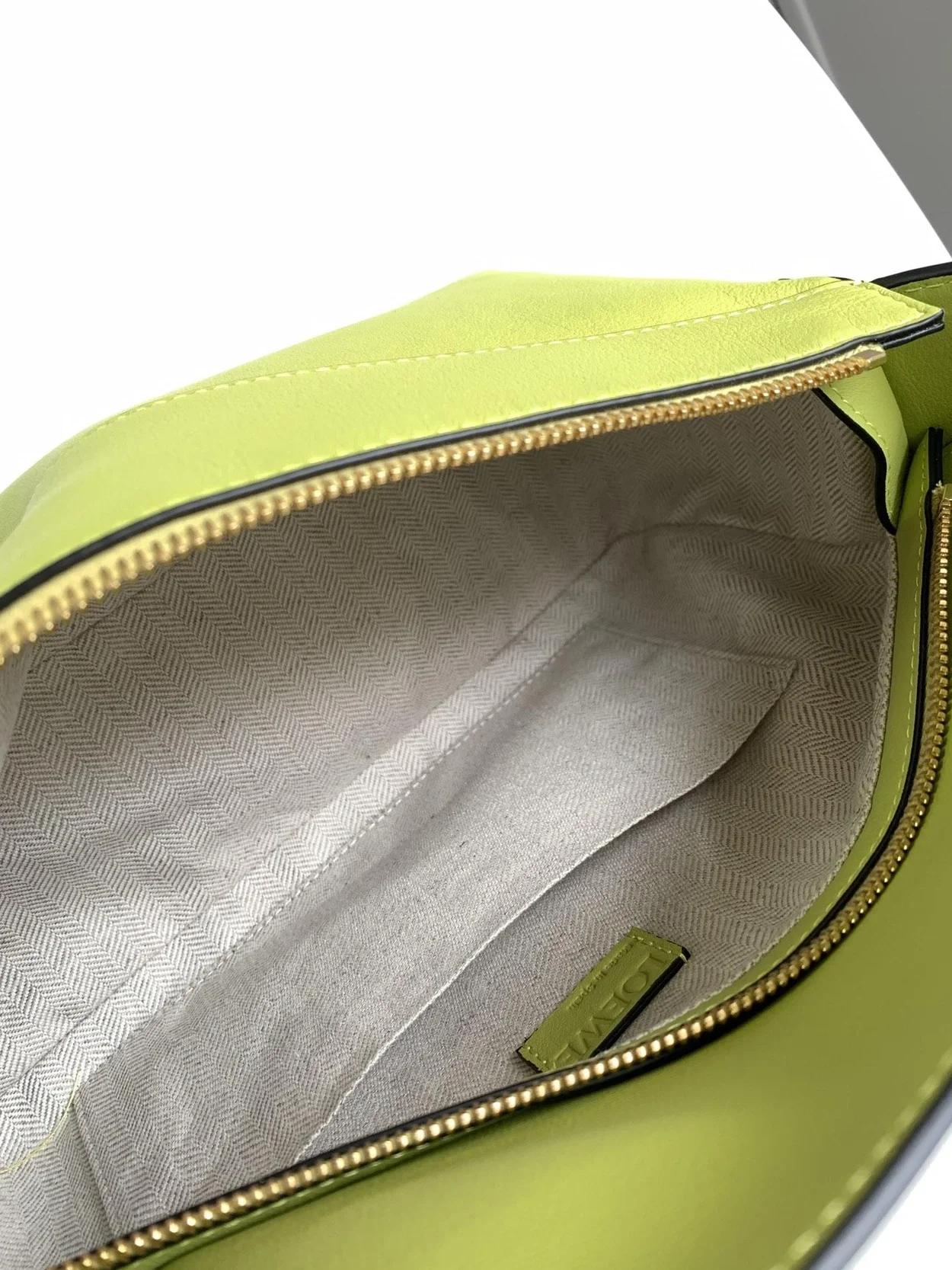 로에베 퍼즐 클래식 카프스킨 호보 백 라임