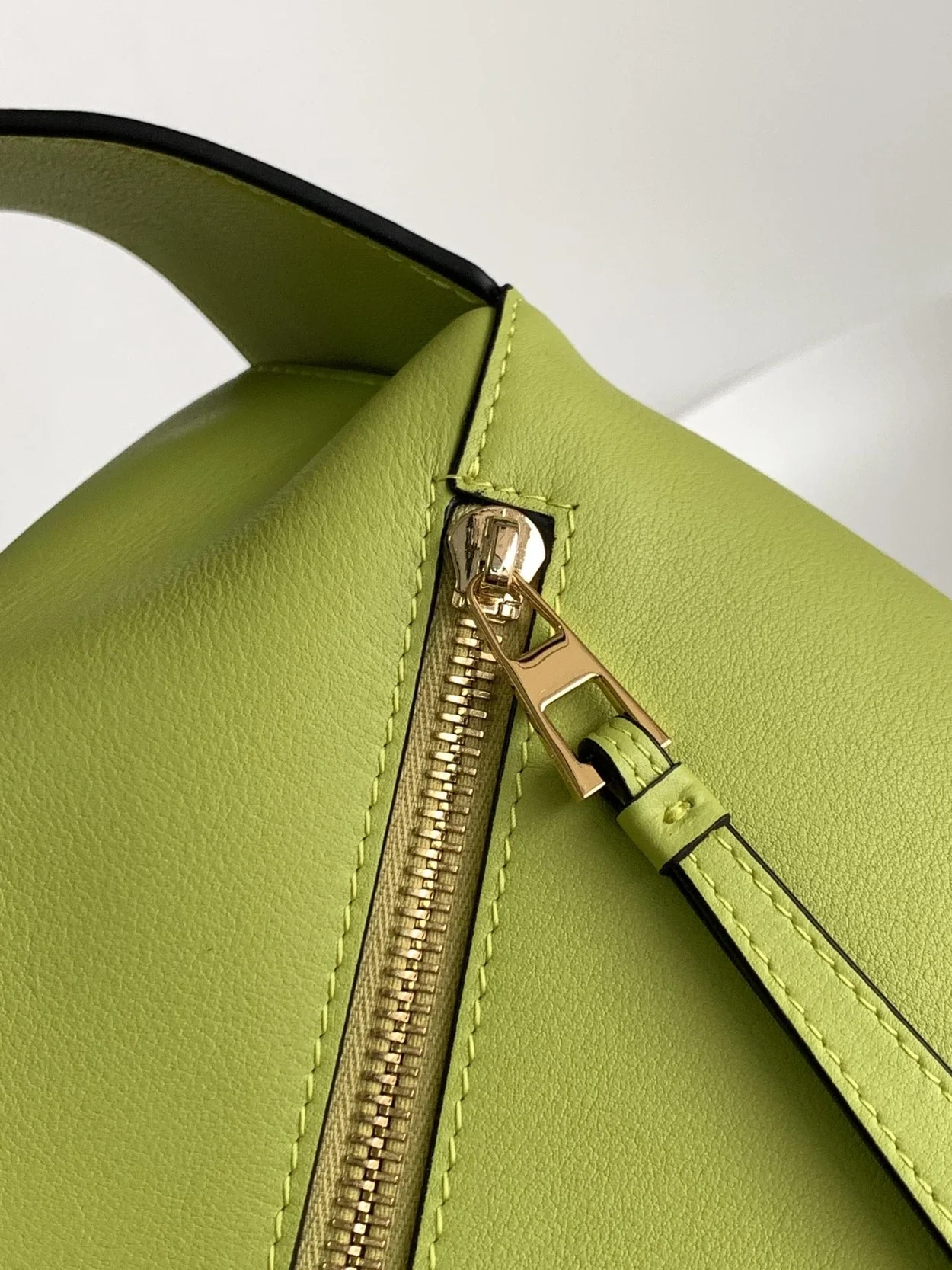 로에베 퍼즐 클래식 카프스킨 호보 백 라임