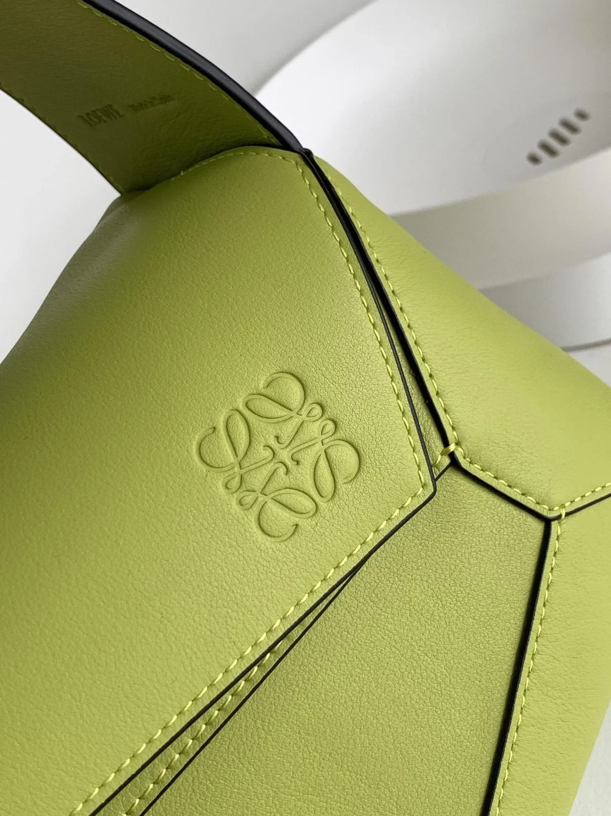 로에베 퍼즐 클래식 카프스킨 호보 백 라임