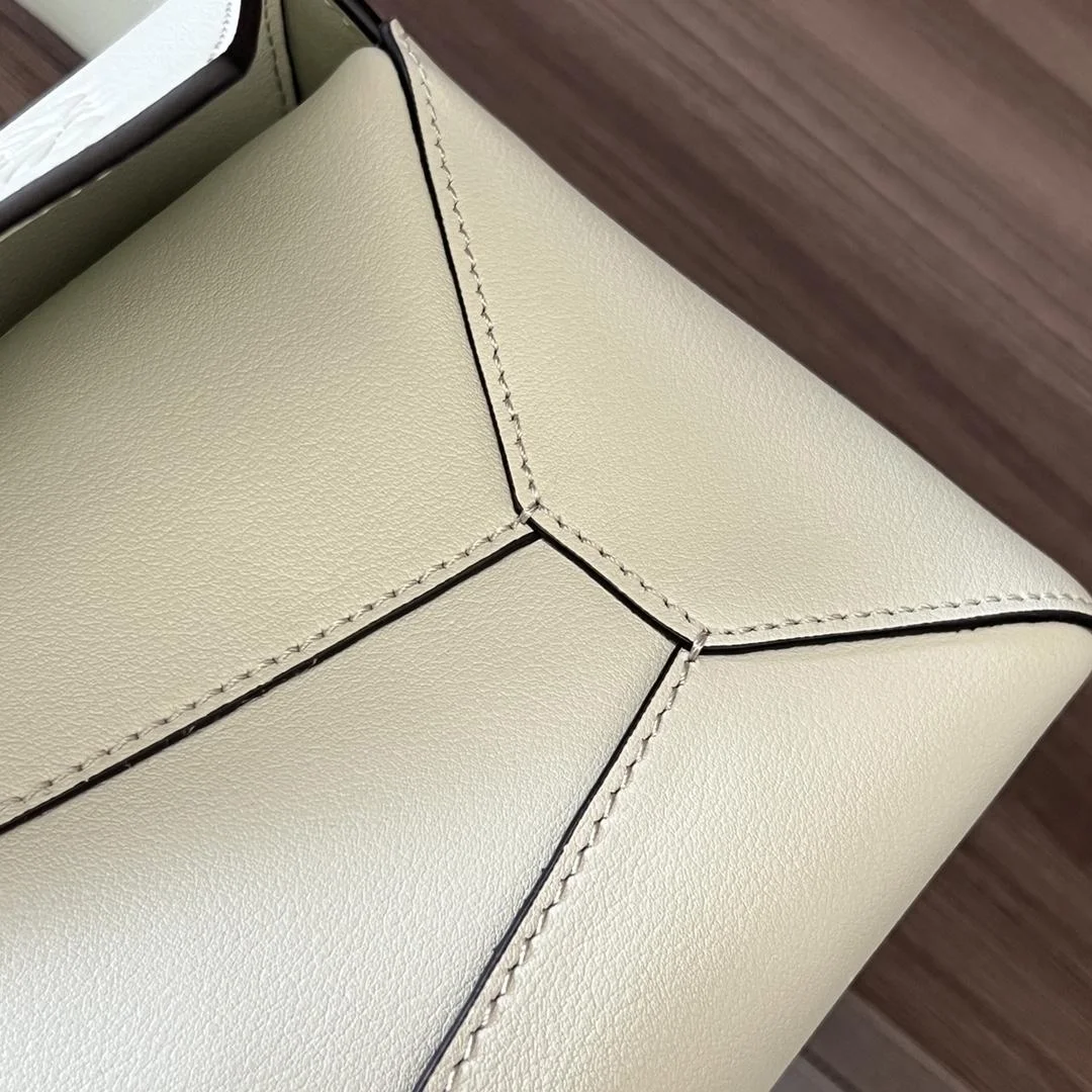 로에베 퍼즐 클래식 카프스킨 호보 백 라이트 민트