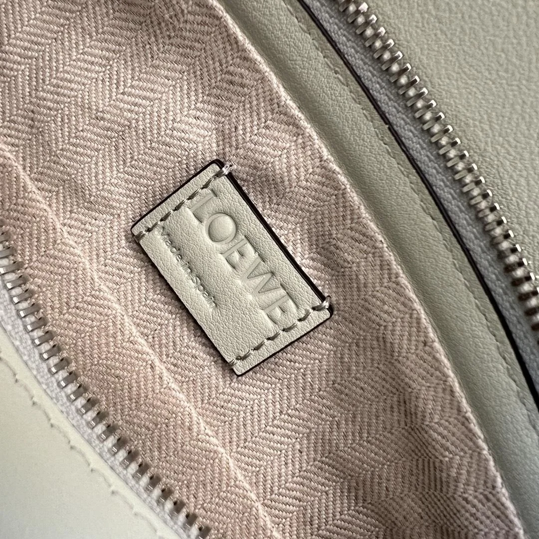 로에베 퍼즐 클래식 카프스킨 호보 백 라이트 민트