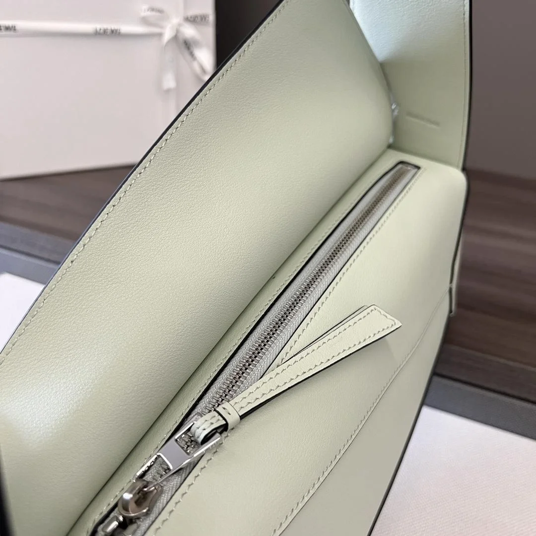 로에베 퍼즐 클래식 카프스킨 호보 백 라이트 민트