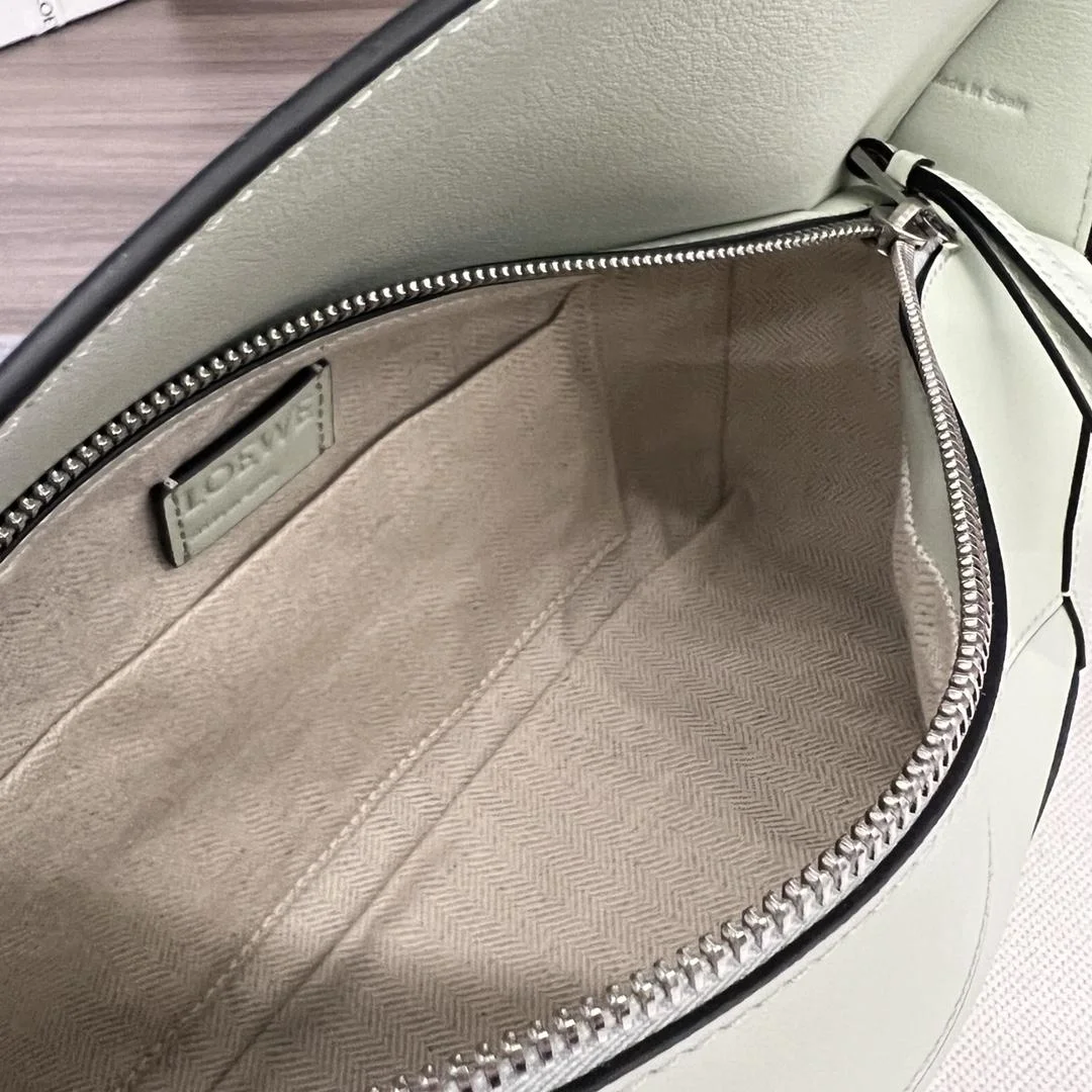 로에베 퍼즐 클래식 카프스킨 호보 백 라이트 민트