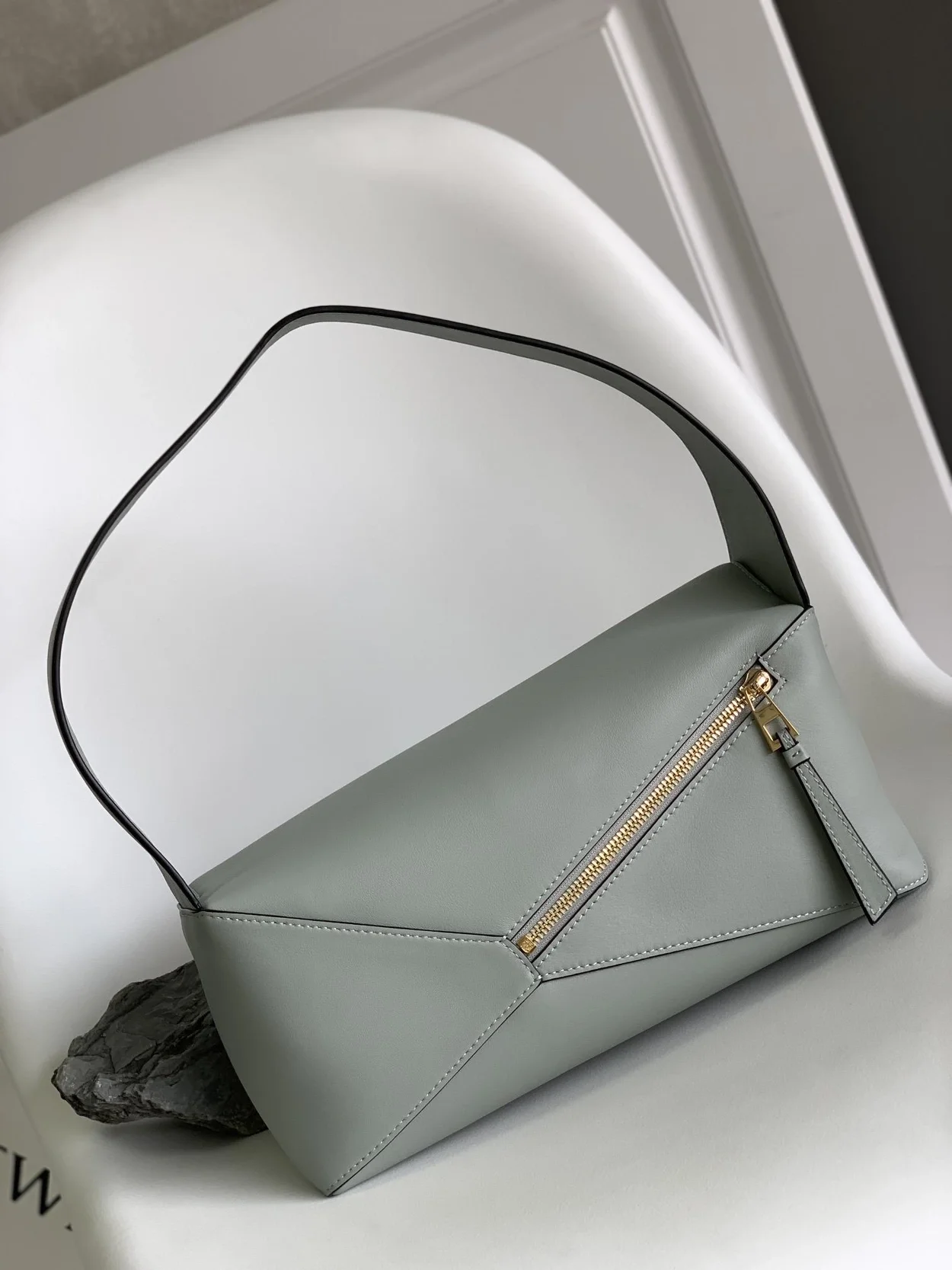 로에베 퍼즐 클래식 카프스킨 호보 백 그레이