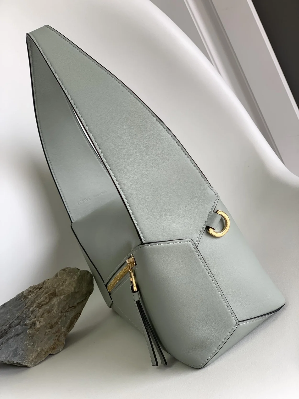 로에베 퍼즐 클래식 카프스킨 호보 백 그레이