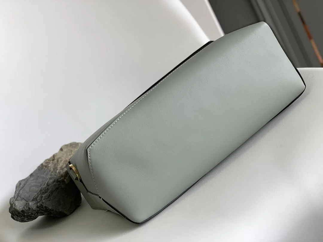 로에베 퍼즐 클래식 카프스킨 호보 백 그레이