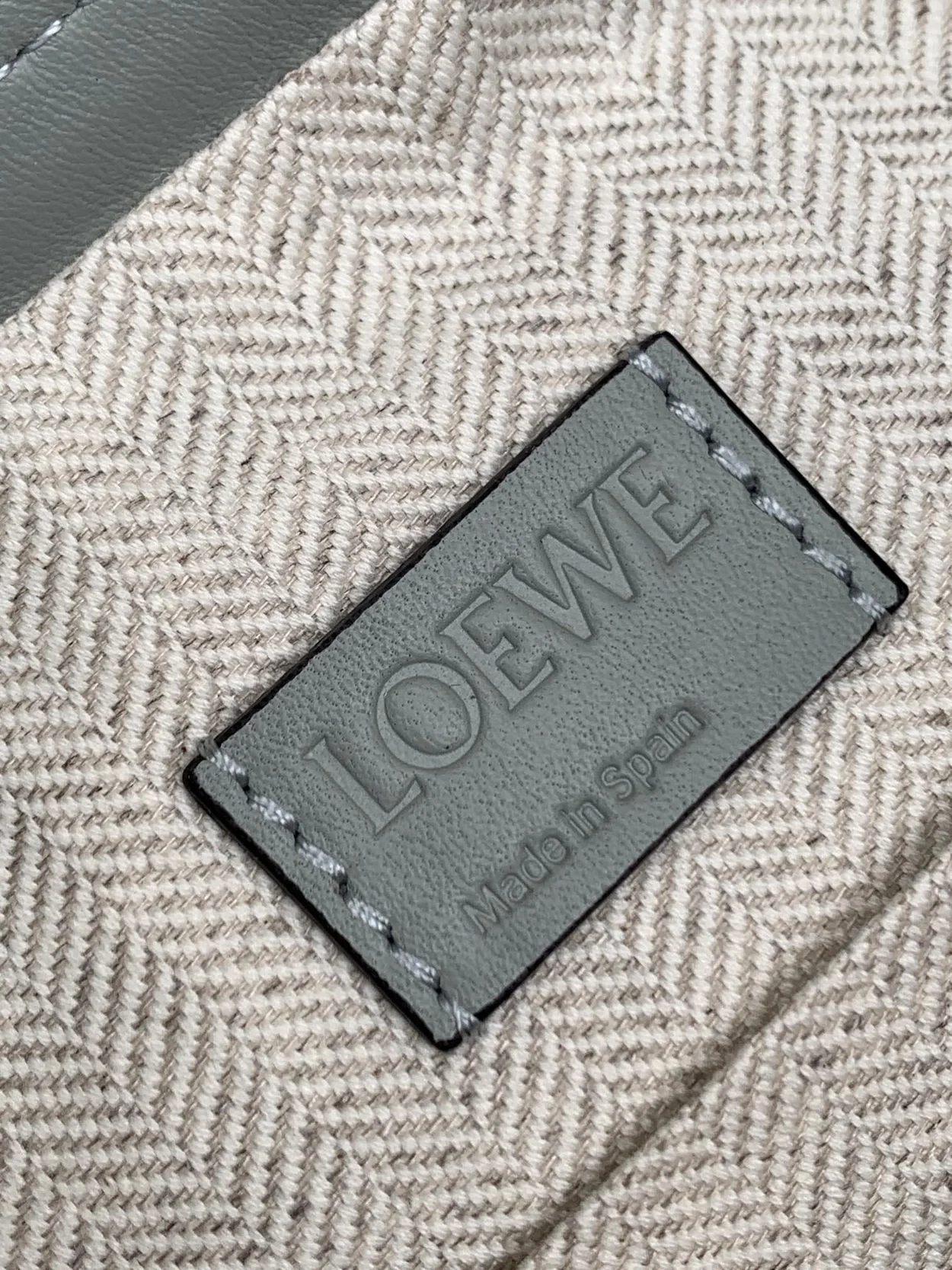 로에베 퍼즐 클래식 카프스킨 호보 백 그레이