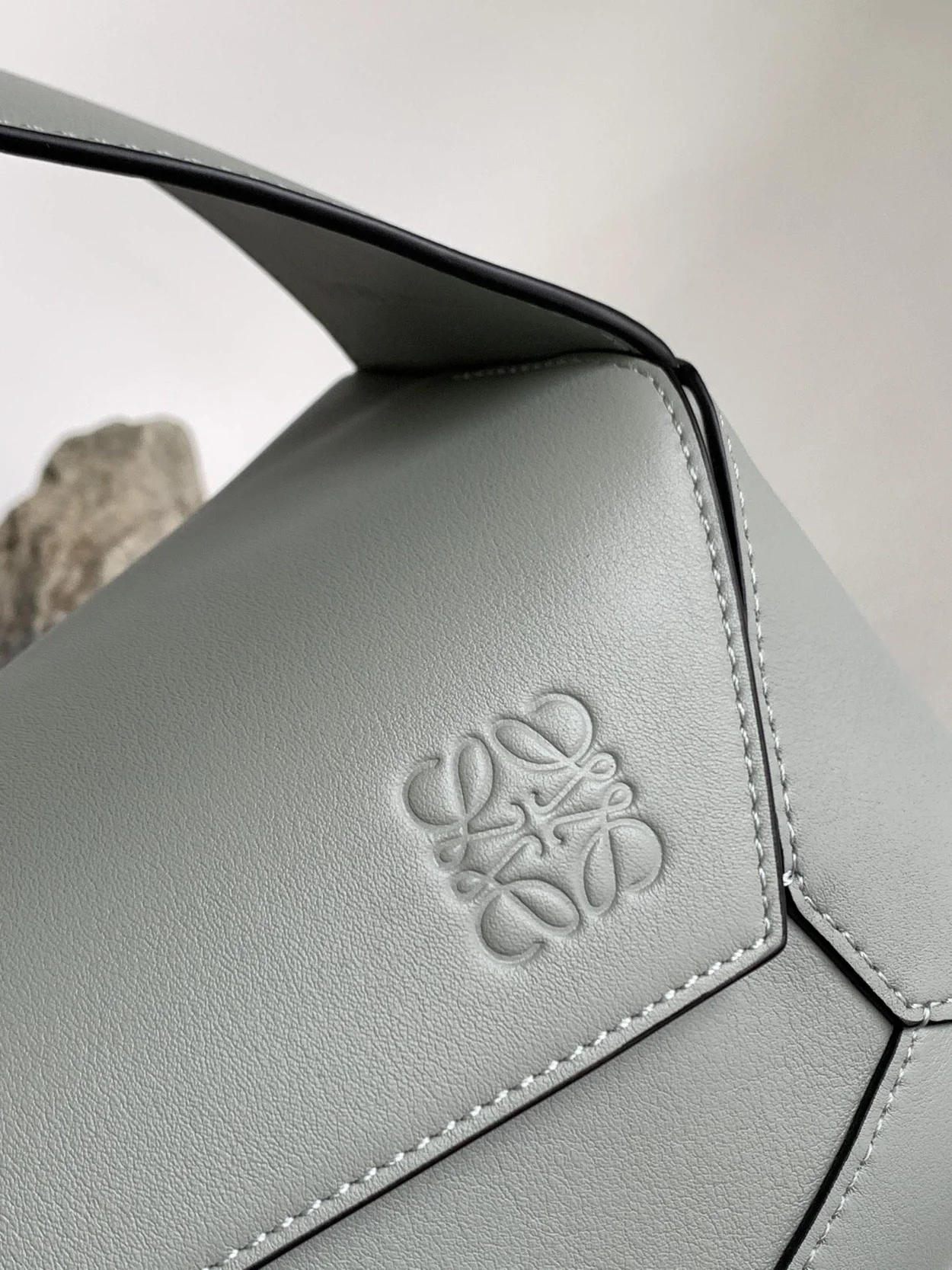 로에베 퍼즐 클래식 카프스킨 호보 백 그레이