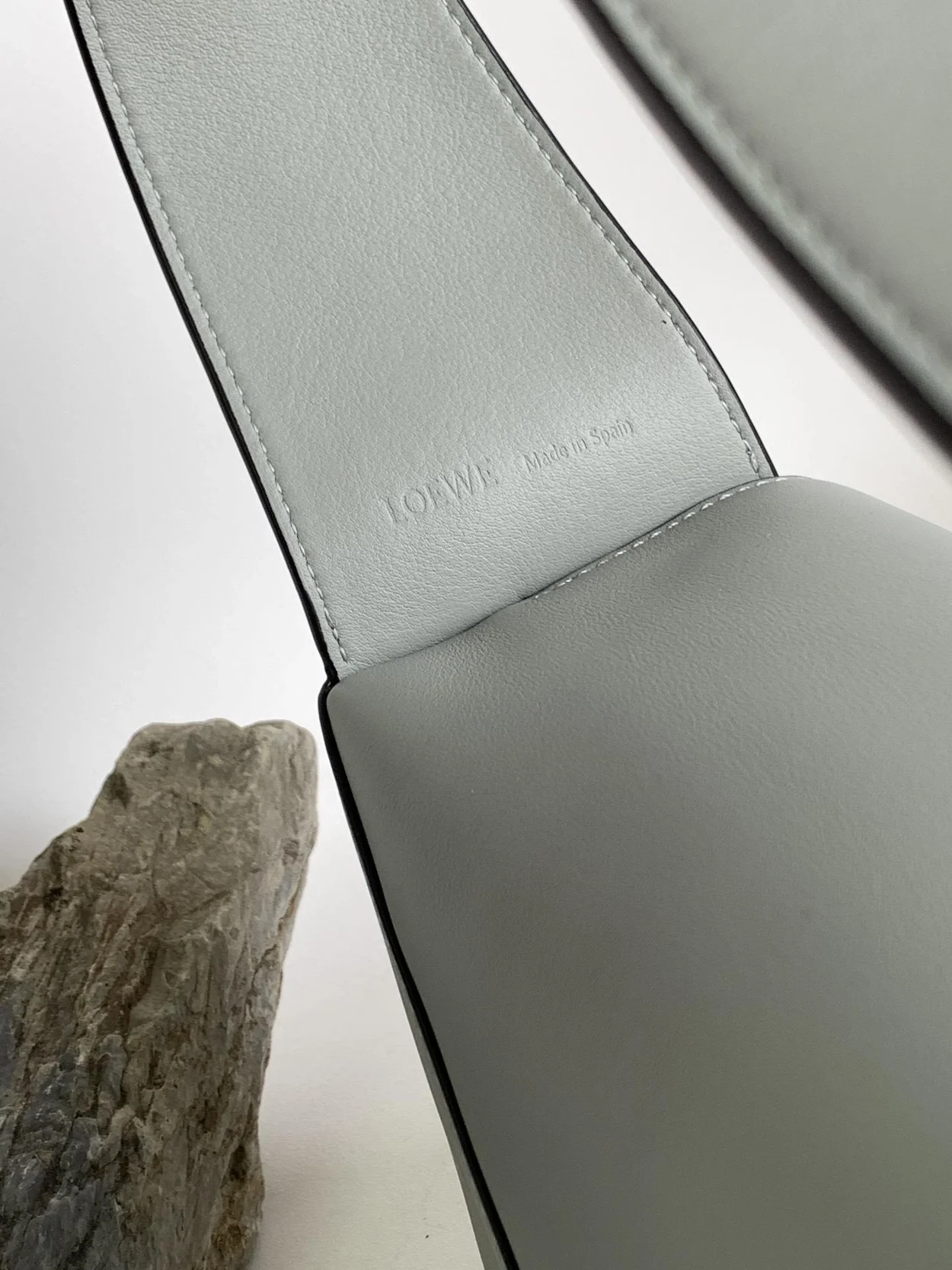 로에베 퍼즐 클래식 카프스킨 호보 백 그레이