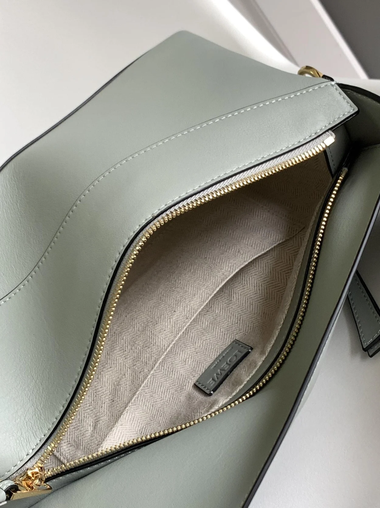 로에베 퍼즐 클래식 카프스킨 호보 백 그레이