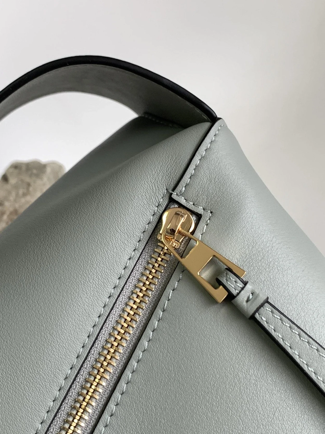 로에베 퍼즐 클래식 카프스킨 호보 백 그레이