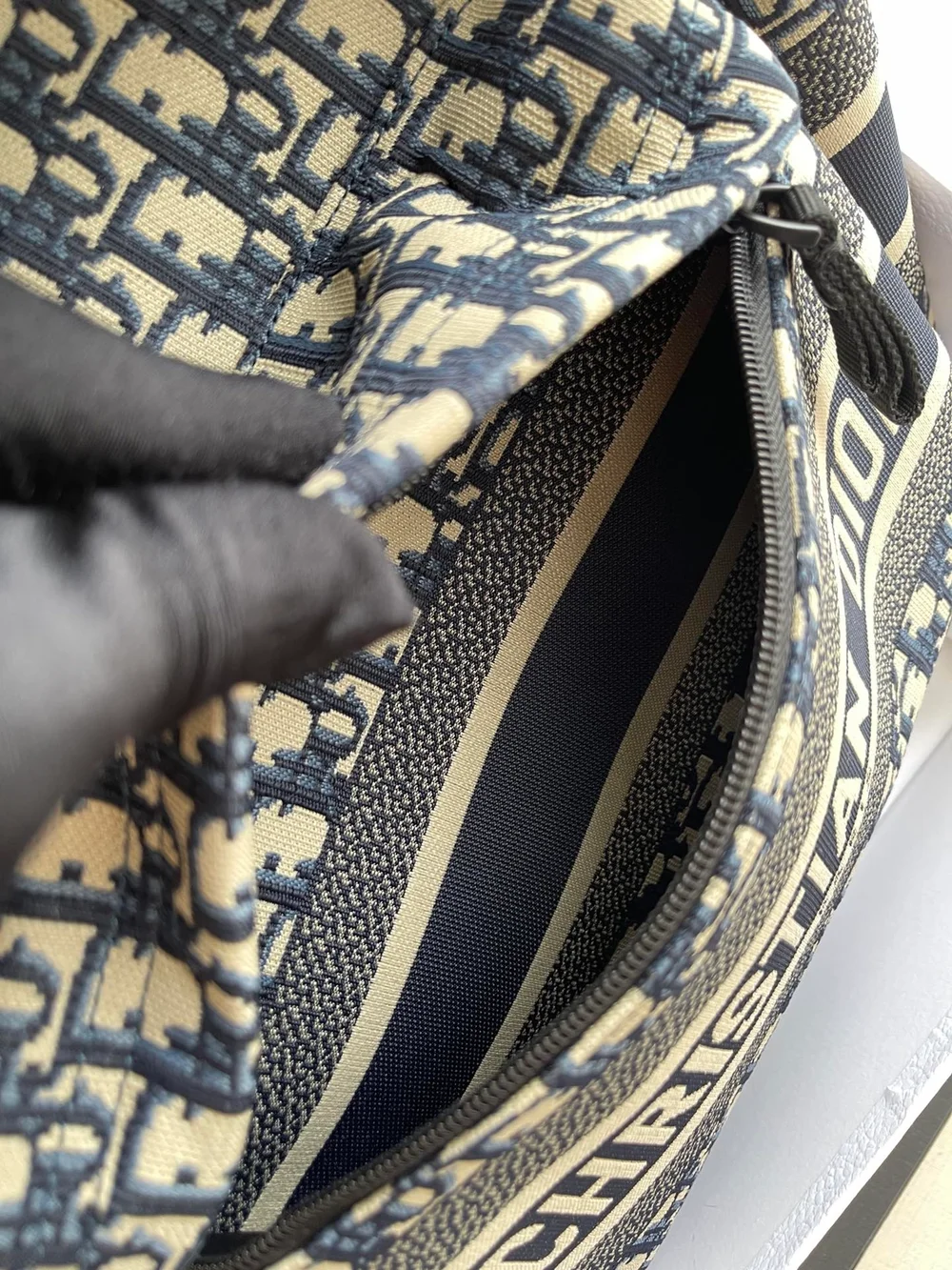 디올 오블리크 자카드 트래블 백팩 블루