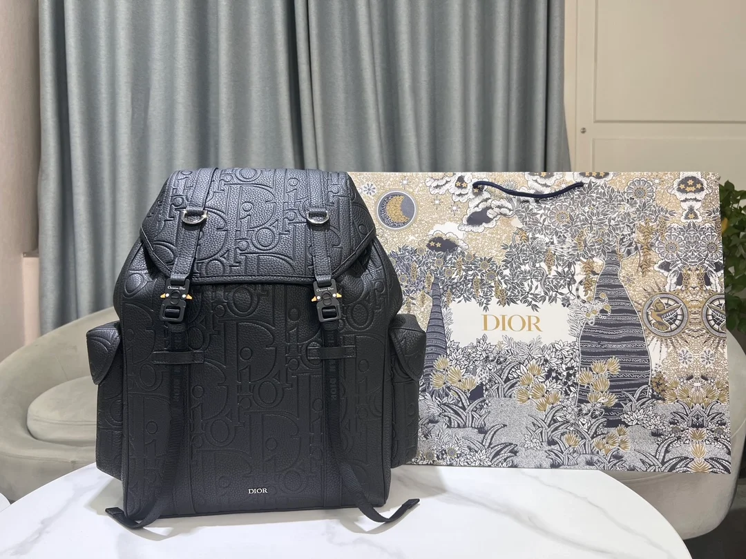 디올 힛 더 로드 그래비티 플랩 백팩