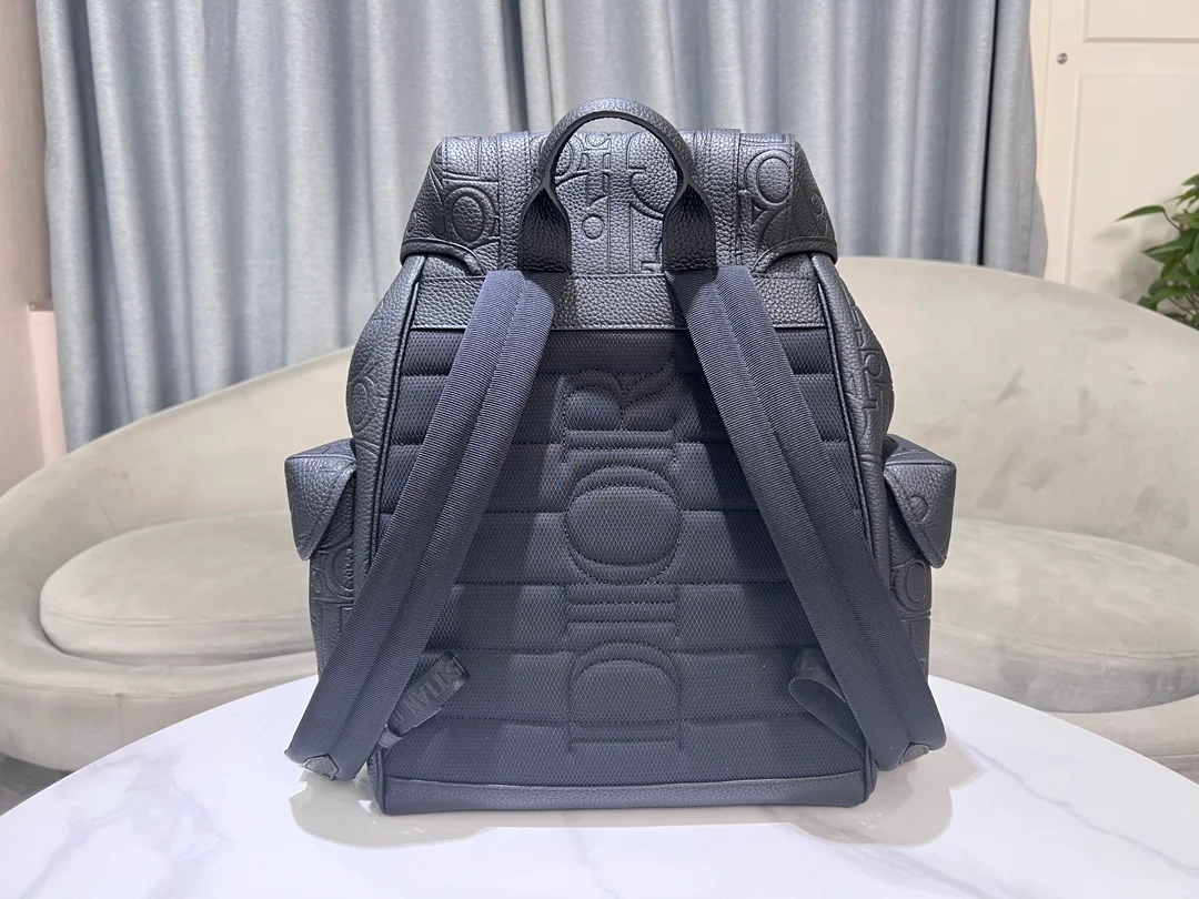 디올 힛 더 로드 그래비티 플랩 백팩