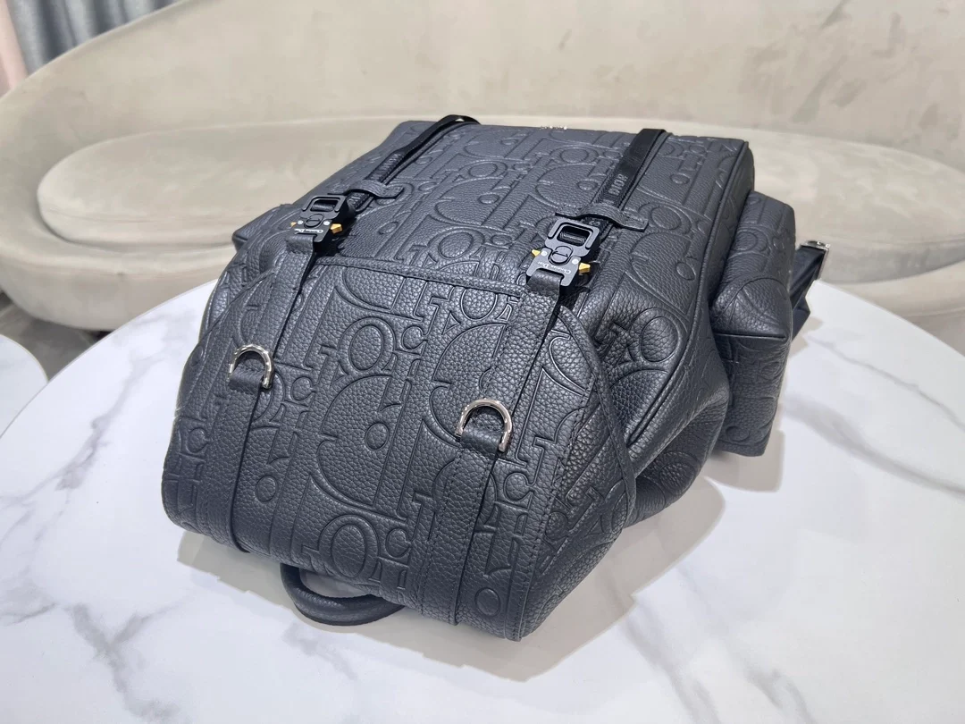 디올 힛 더 로드 그래비티 플랩 백팩