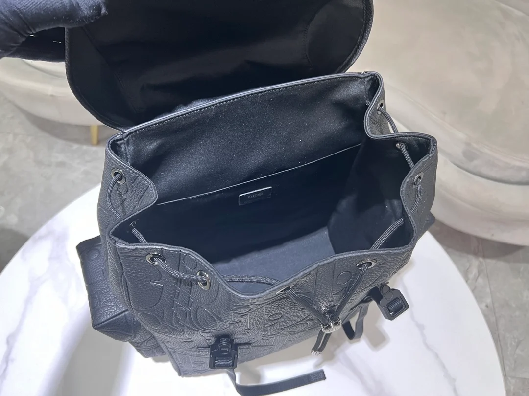 디올 힛 더 로드 그래비티 플랩 백팩