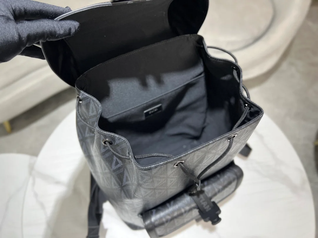 디올 힛 더 로드 백팩 블랙