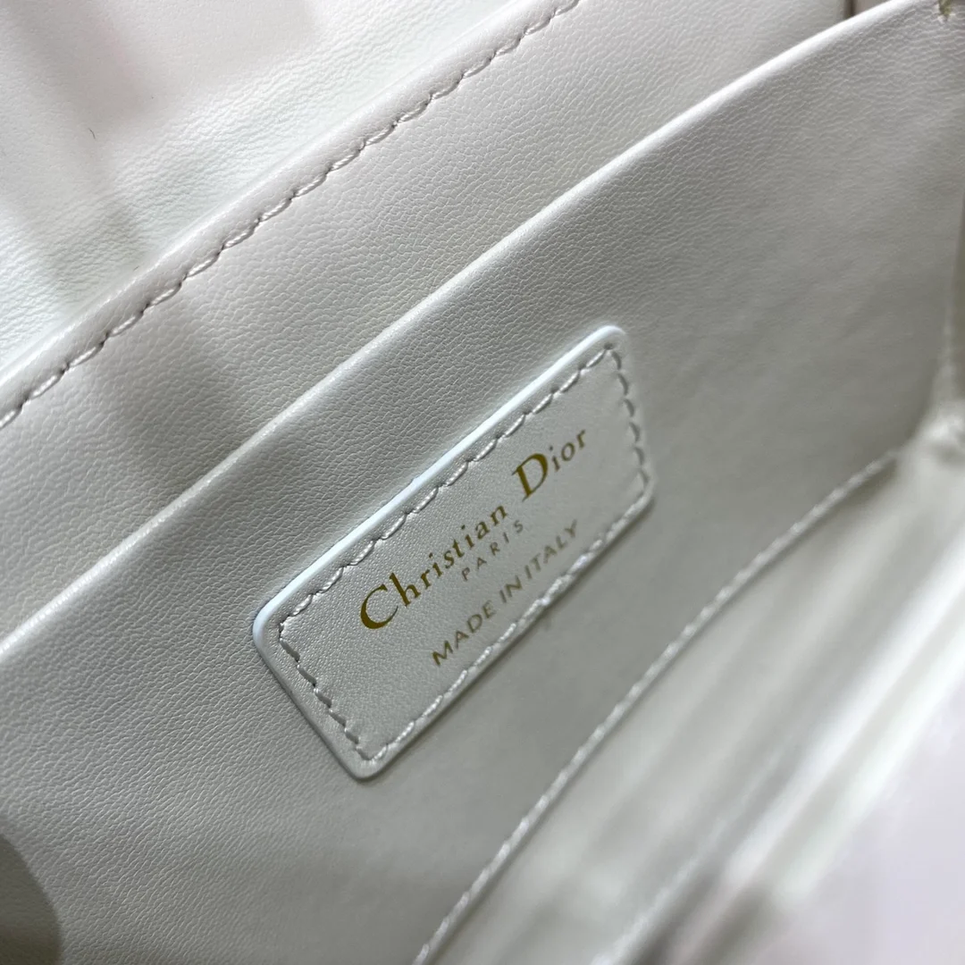 디올 레이디 30 몽테인 박스 백 화이트