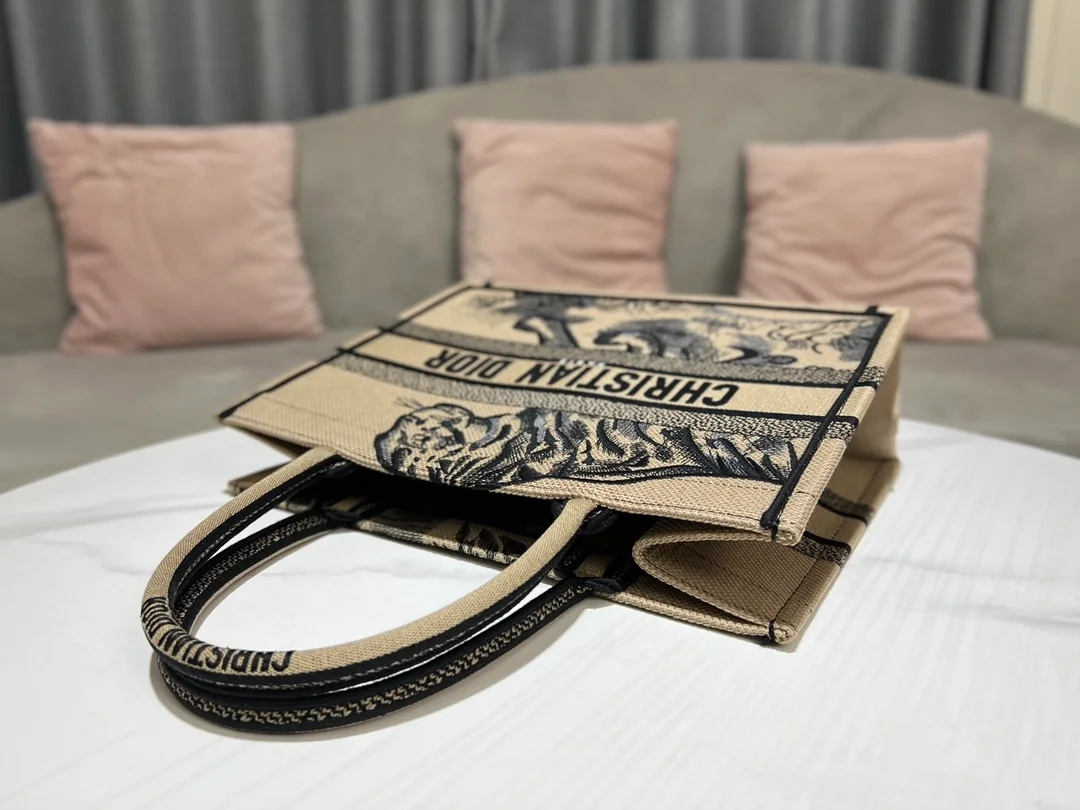 디올 타이거 캔버스 북 토트 백 브라운