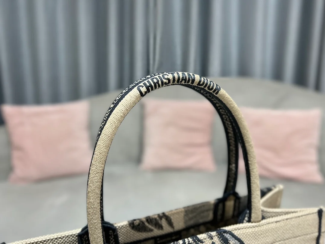 디올 타이거 캔버스 북 토트 백 브라운