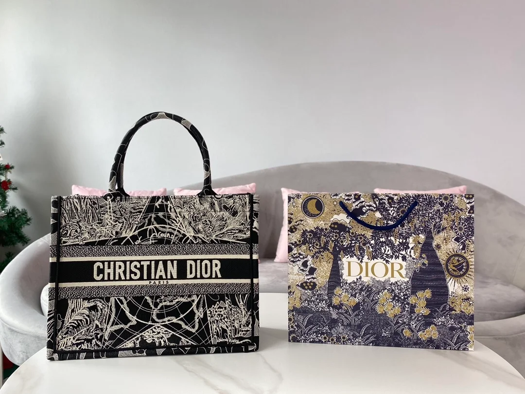 디올 별자리 캔버스 북 토트 미디움 백