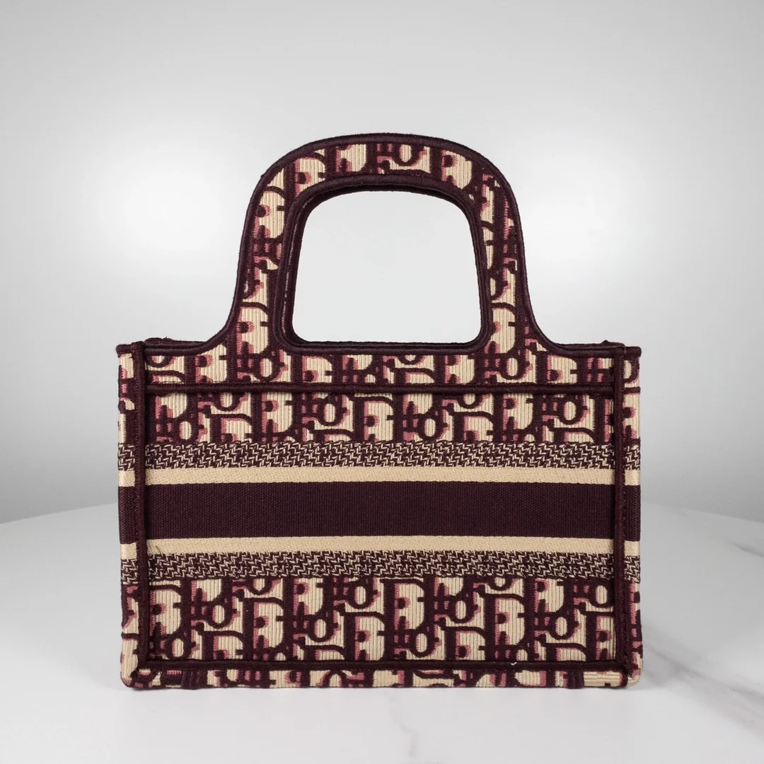 디올 북 토트 오블리크 미니 백 와인