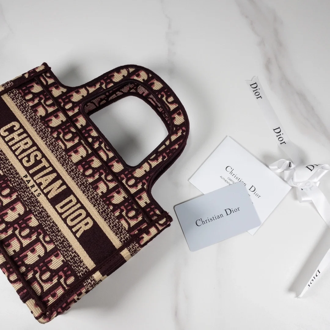 디올 북 토트 오블리크 미니 백 와인