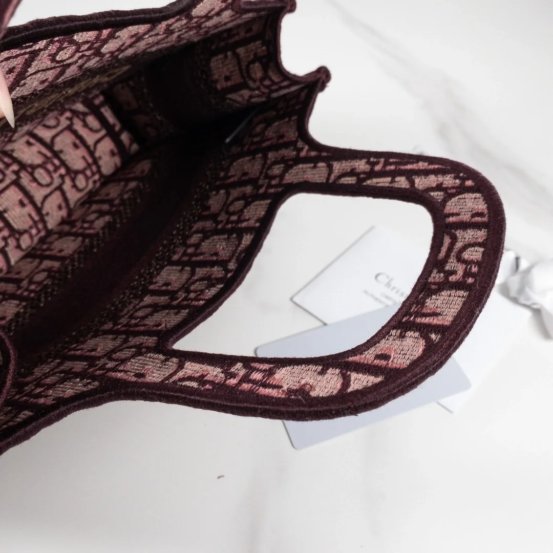 디올 북 토트 오블리크 미니 백 와인