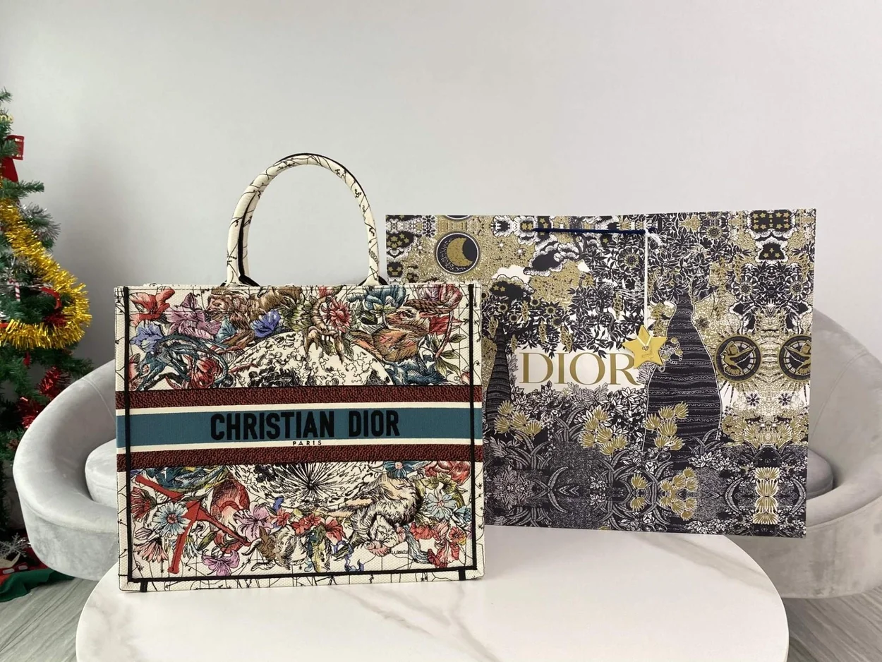 디올 멀티컬러 별자리 자수 북 토트 라지 백