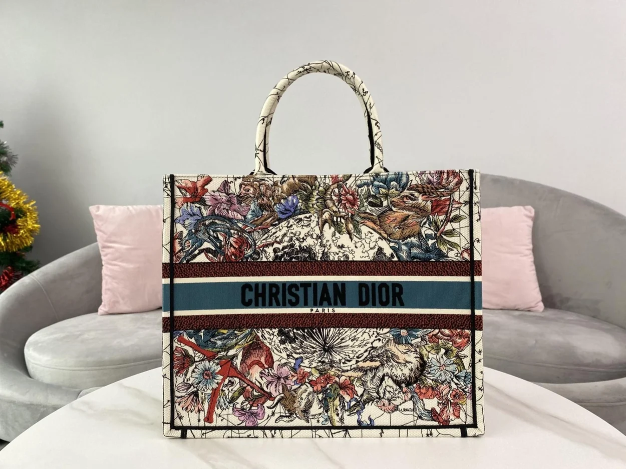 디올 멀티컬러 별자리 자수 북 토트 라지 백