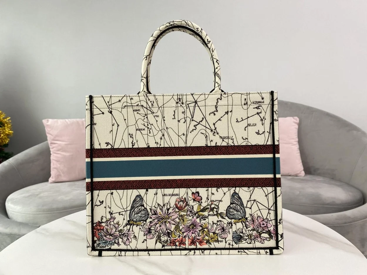 디올 멀티컬러 별자리 자수 북 토트 라지 백