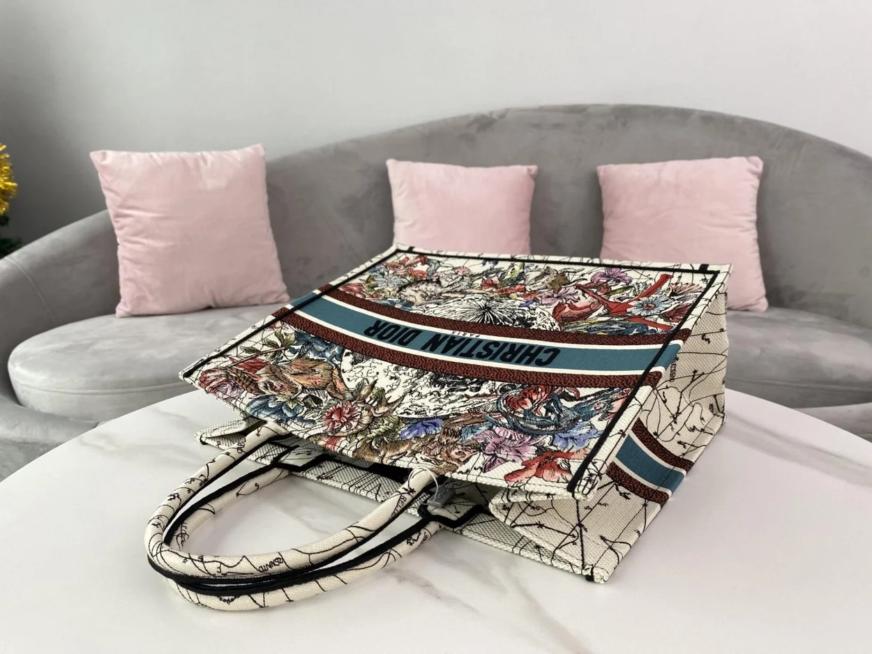 디올 멀티컬러 별자리 자수 북 토트 라지 백