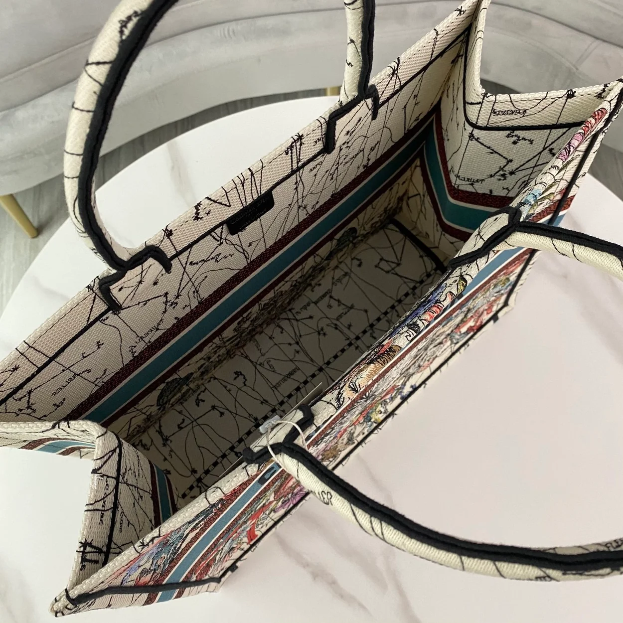 디올 멀티컬러 별자리 자수 북 토트 라지 백