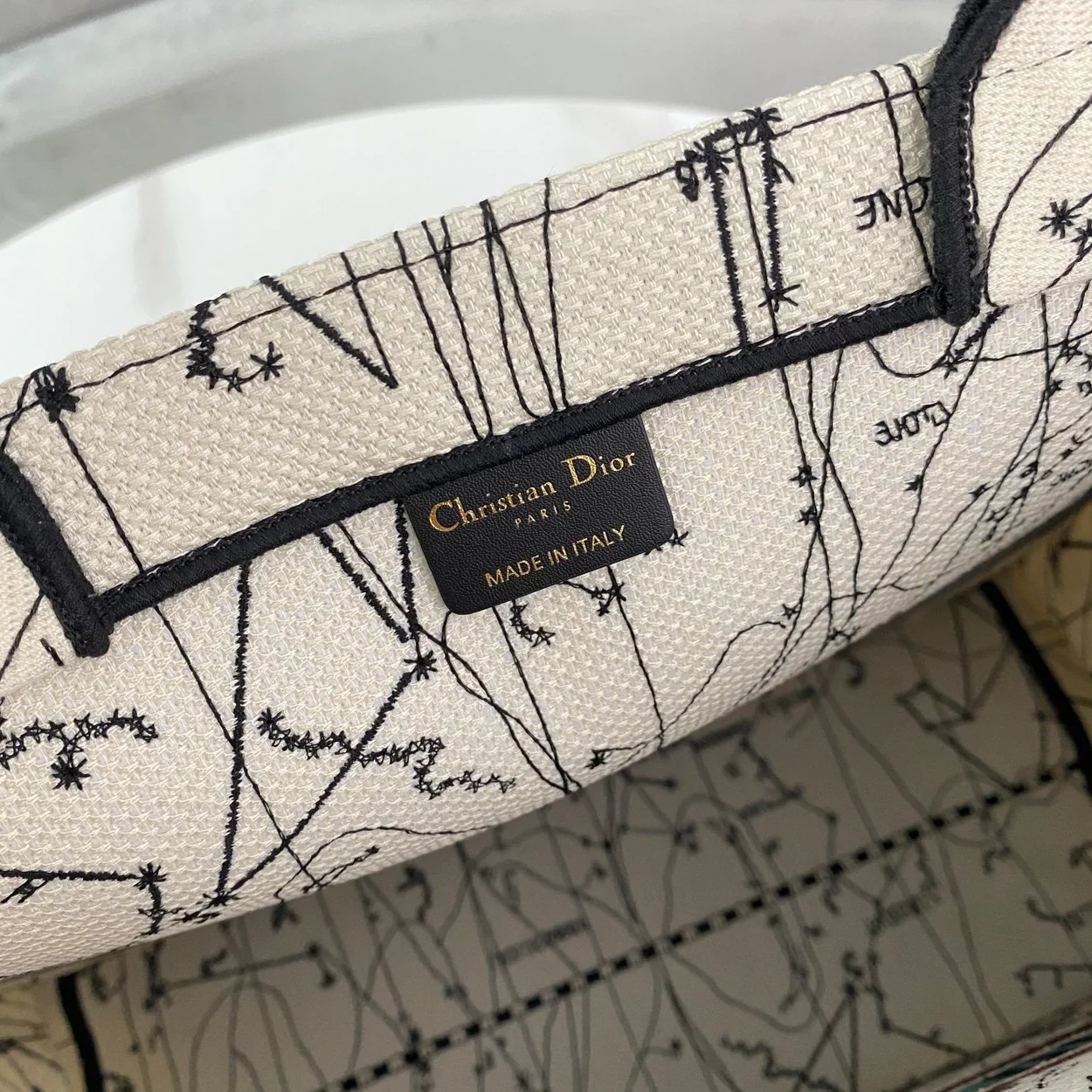 디올 멀티컬러 별자리 자수 북 토트 라지 백