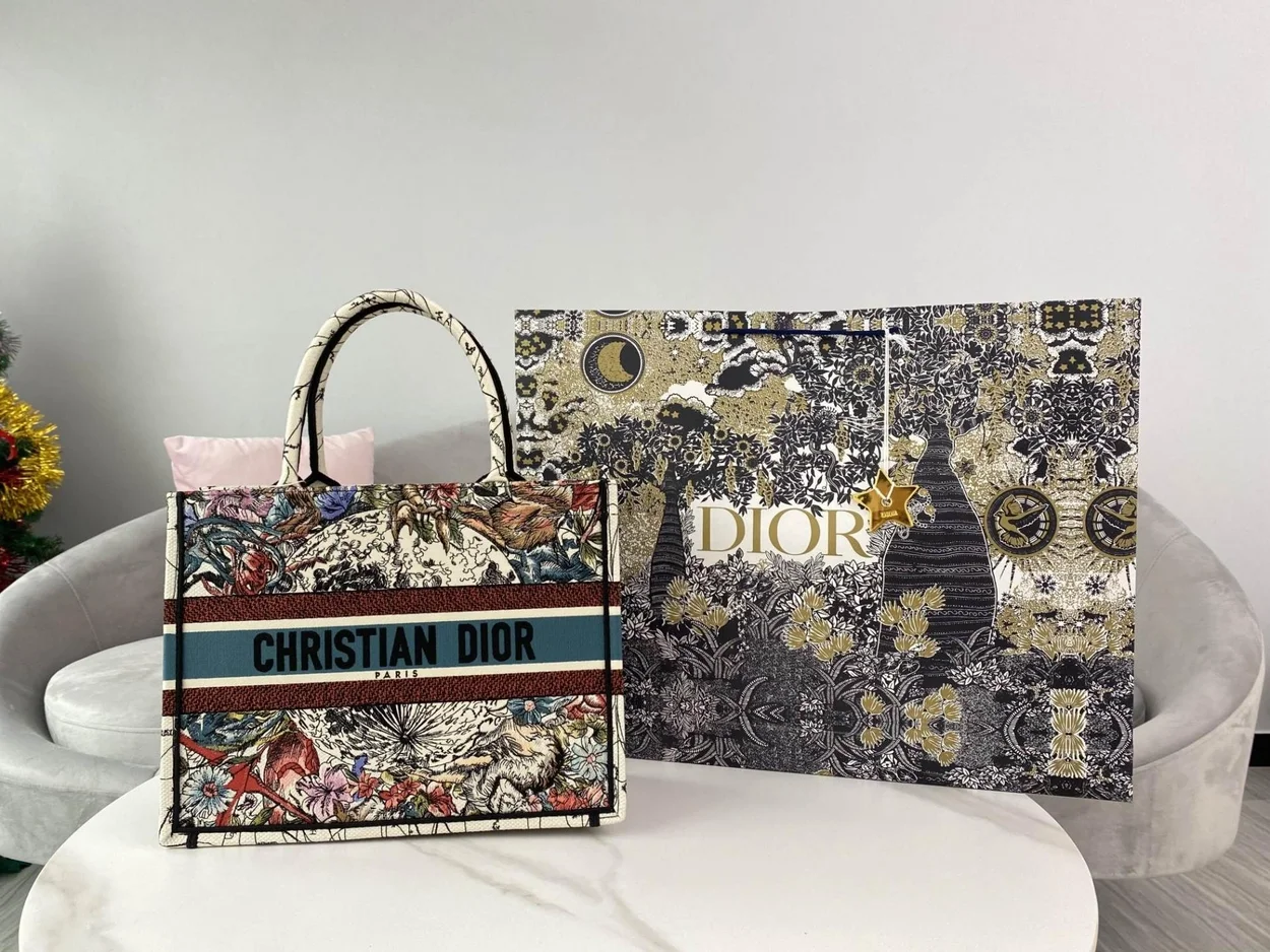 디올 멀티컬러 별자리 자수 북 토트 미디움 백